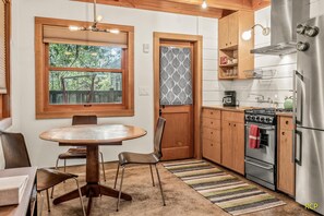 Refrigerador, horno, parrilla de estufa y cafetera y tetera 