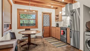 Fridge, oven, stovetop, coffee/tea maker