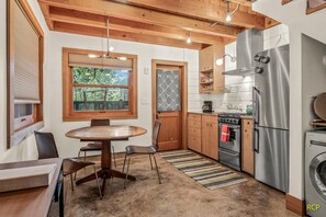 Réfrigérateur, four, plaque de cuisson, cafetière/bouilloire