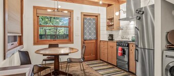 Sun filled Hawthorne-Belmont Casa De Campo