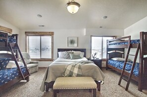4 bedrooms, WiFi, bed sheets - The Seasons - Wasatch (Unit B). Modern 4 bdrm 3.5 Bathroom Condo In The Heart Of Bear Lake, Utah! (Garden City)