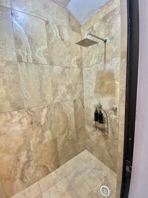 Douche, séchoir à cheveux, serviettes fournies, savon