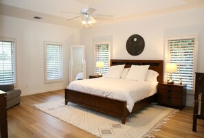 4 bedrooms, in-room safe, desk, iron/ironing board