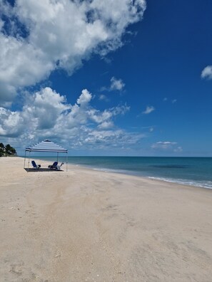 Plage, chaises longues, serviettes de plage