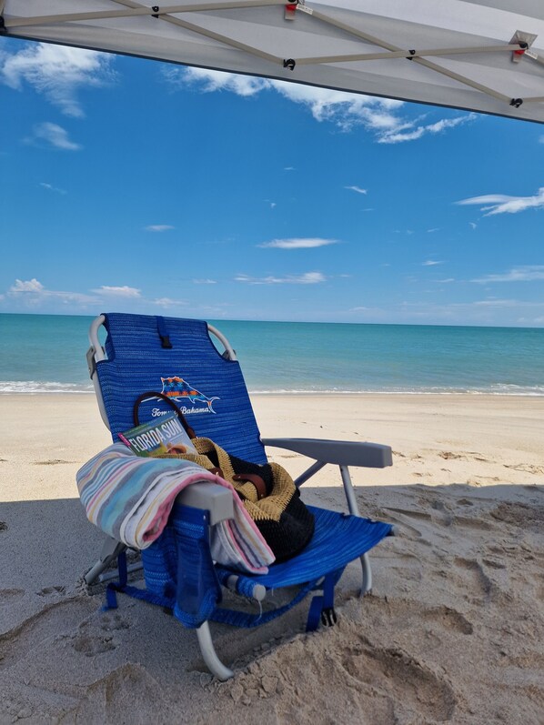 Plage, chaises longues, serviettes de plage