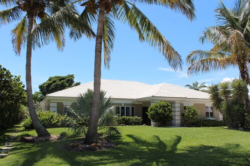 Contemporary renovated steps to Ocean 4 BR 3 BA Pool/SPA 
verobeachvilla.com