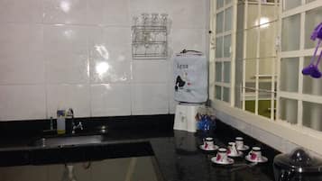 Casa conforto, 3 quartos | Cozinha privada | Geladeira, micro-ondas, cooktop, talheres/pratos/utensílios de cozinha