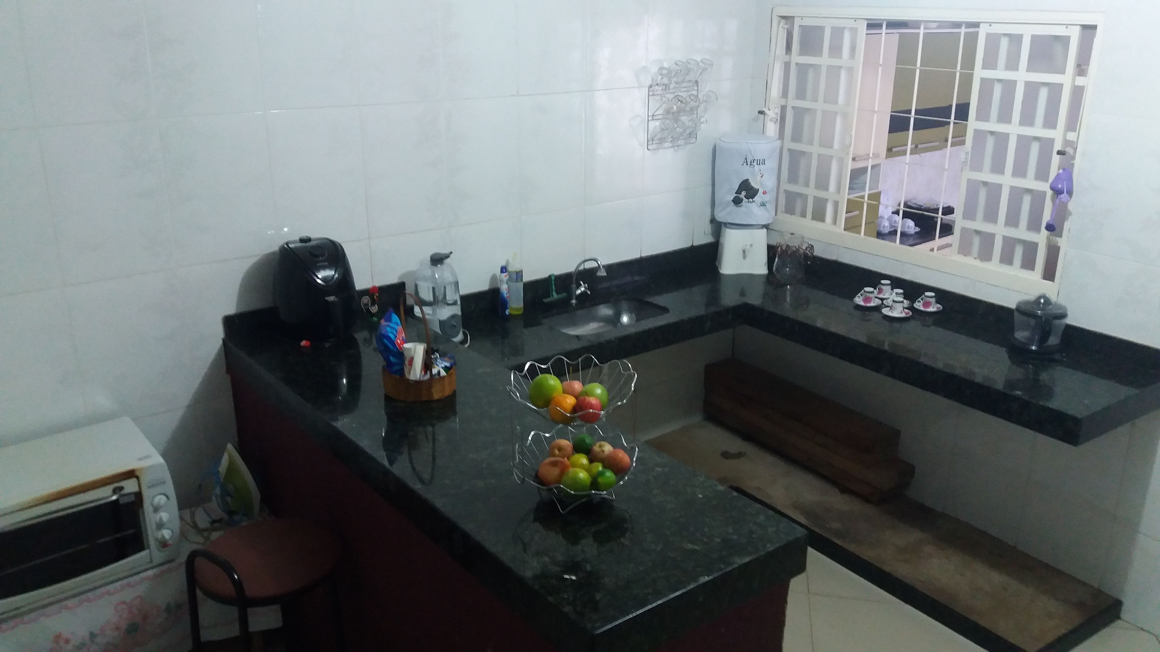 Casa conforto, 3 quartos | Cozinha privada | Geladeira, micro-ondas, cooktop, talheres/pratos/utensílios de cozinha