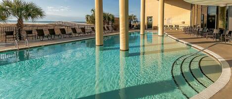 Een binnenzwembad, een buitenzwembad