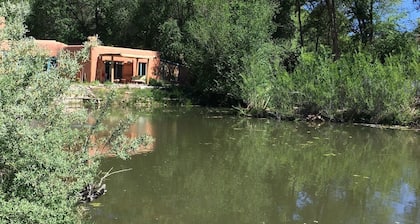 Única aldea de Chimayo Adobe Casita en un estanque de vida silvestre entre Santa Fe y Taos