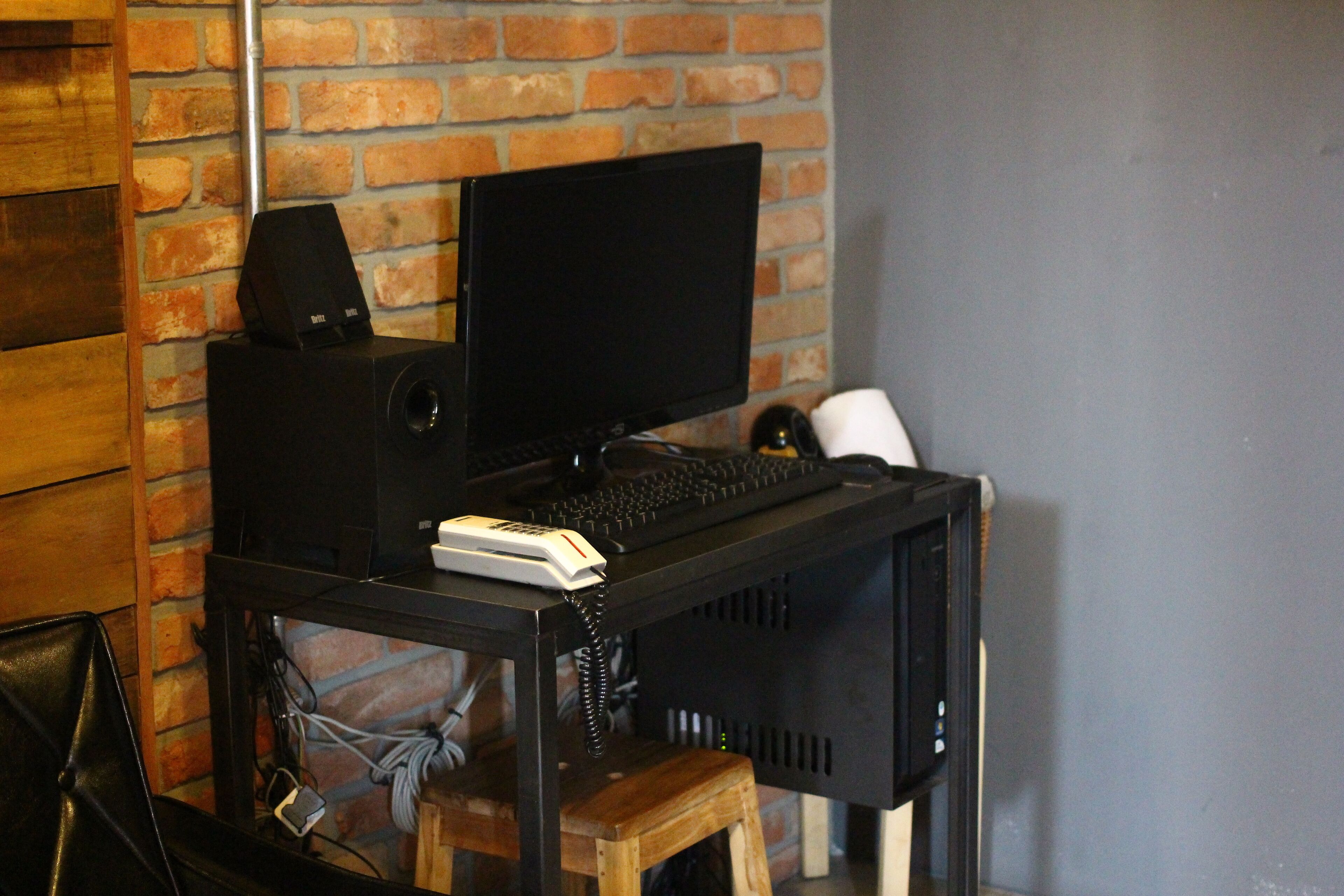Un escritorio con un monitor de pantalla plana, teclado y teléfono.
