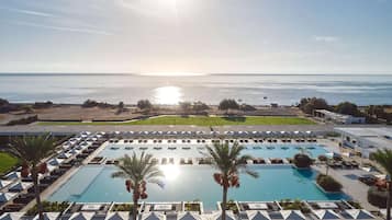 Una piscina techada, 4 piscinas al aire libre, sombrillas