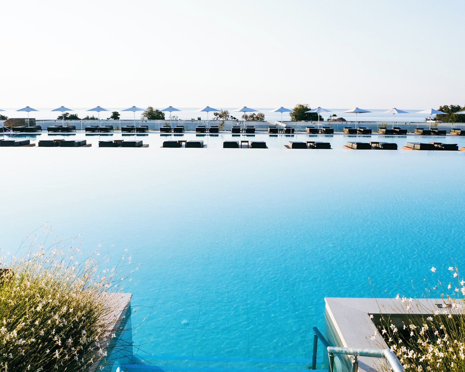 Een binnenzwembad, 4 buitenzwembaden, parasols voor strand/zwembad