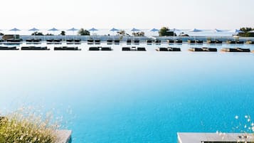 Een binnenzwembad, 4 buitenzwembaden, parasols voor strand/zwembad