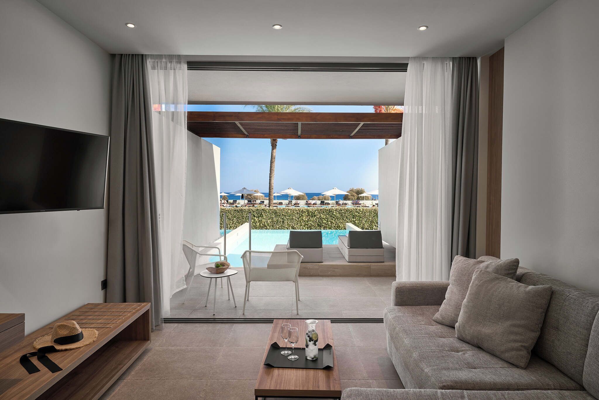 Junior Suite, Private Pool, Sea View | 迷你吧、客房内保险箱、特色装修、特色家居