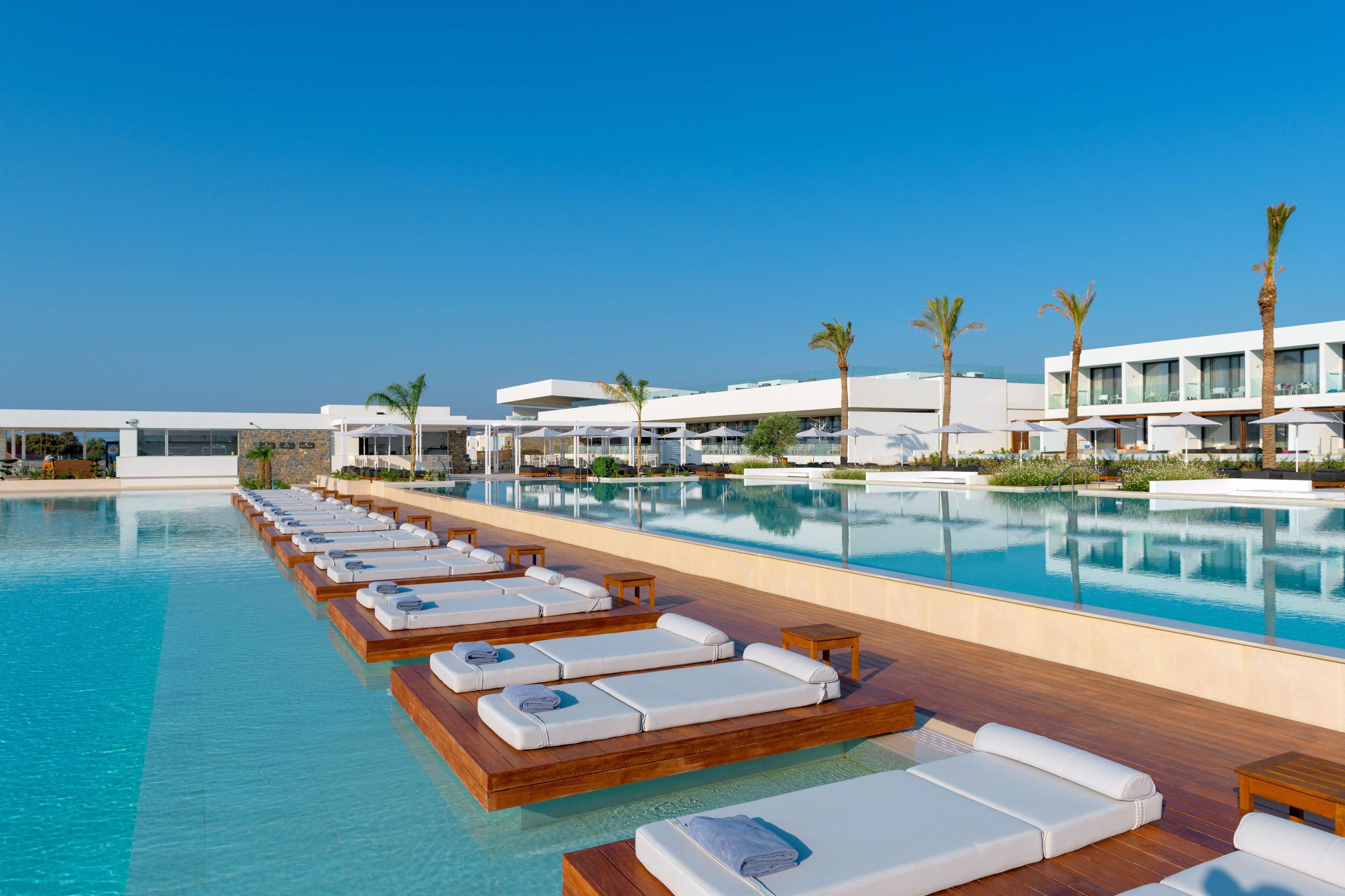 Una piscina techada, 4 piscinas al aire libre, sombrillas