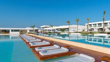 Una piscina techada, 4 piscinas al aire libre, sombrillas