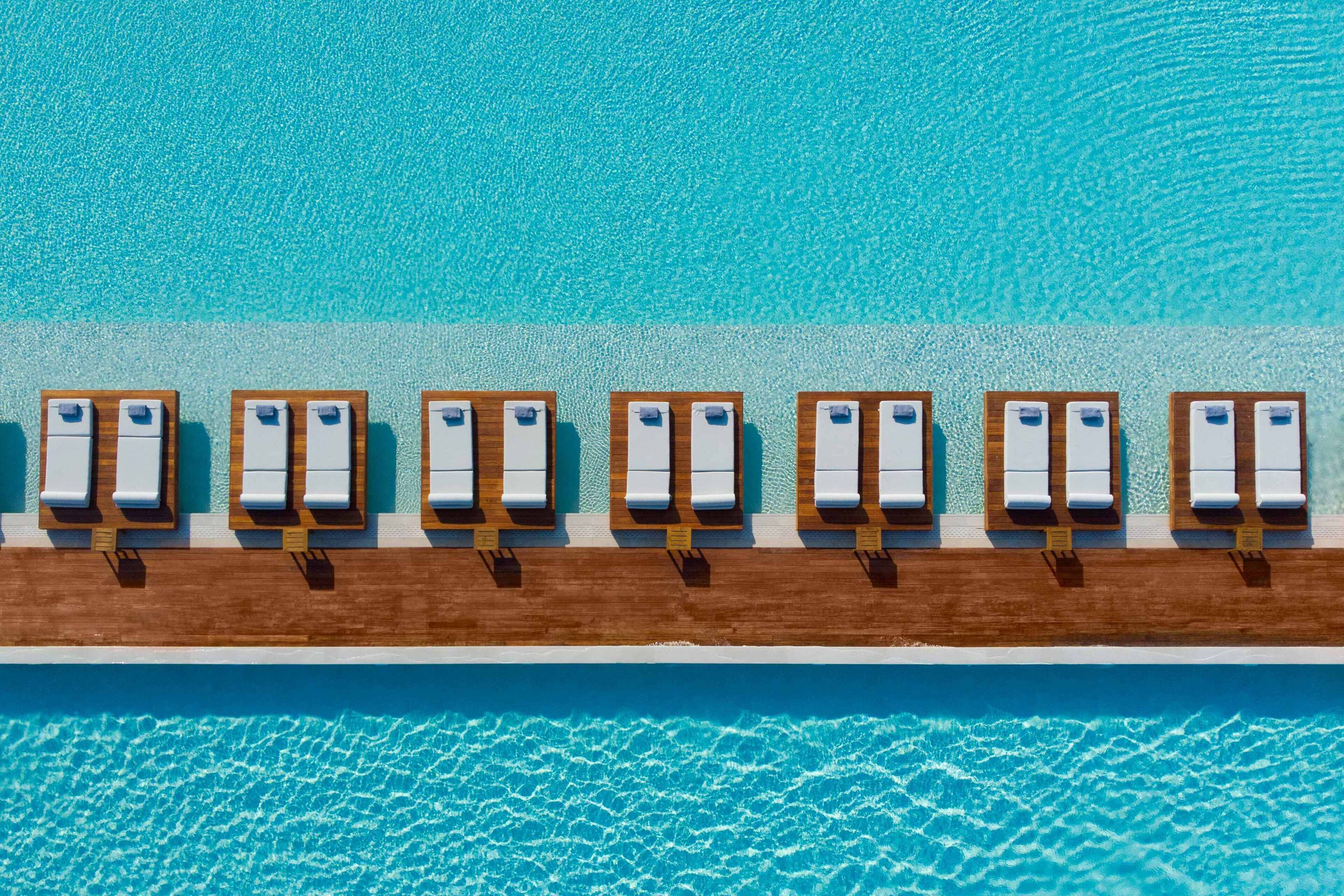 Innenpool, 4 Außenpools, Sonnenschirme, Liegestühle