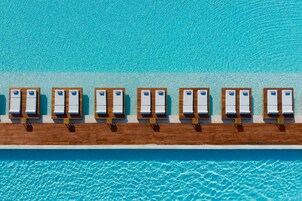 Una piscina techada, 4 piscinas al aire libre, sombrillas