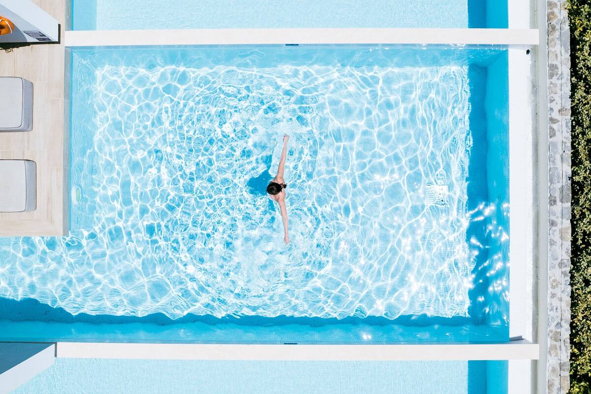 Ein rechteckiger Swimmingpool mit einer schwimmenden Person.
