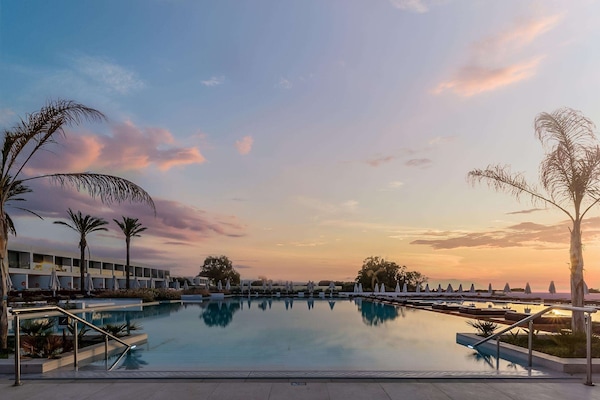 Una piscina techada, 4 piscinas al aire libre, sombrillas