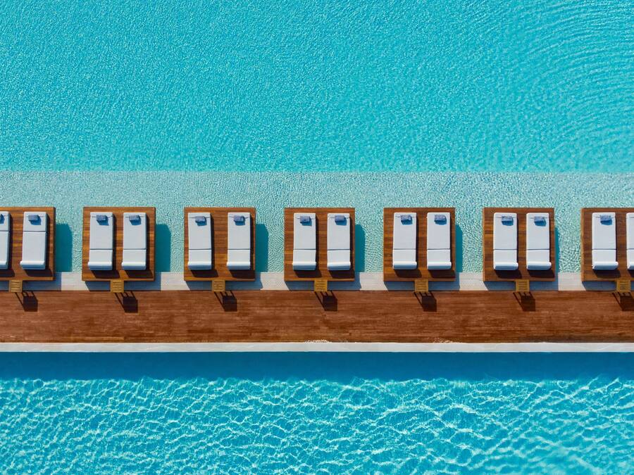 Alberca techada, 4 albercas al aire libre y sombrillas en la alberca