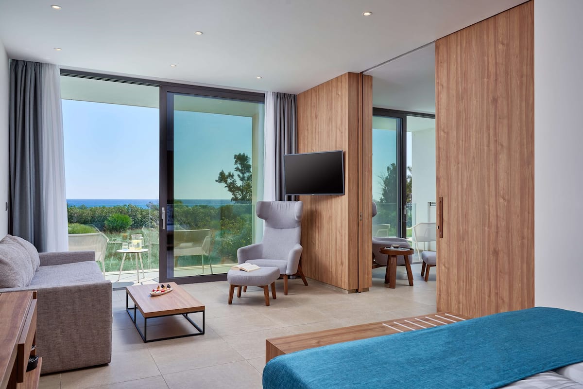 Suite, 2 slaapkamers, uitzicht op zee | 1 slaapkamer, een minibar, een kluis op de kamer