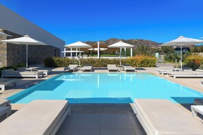 Innendørsbasseng,4 utendørsbassenger, bassengparasoller og solsenger