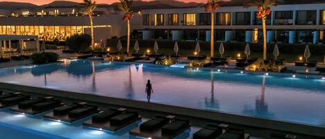 Piscine couverte, 4 piscines extérieures, parasols de plage