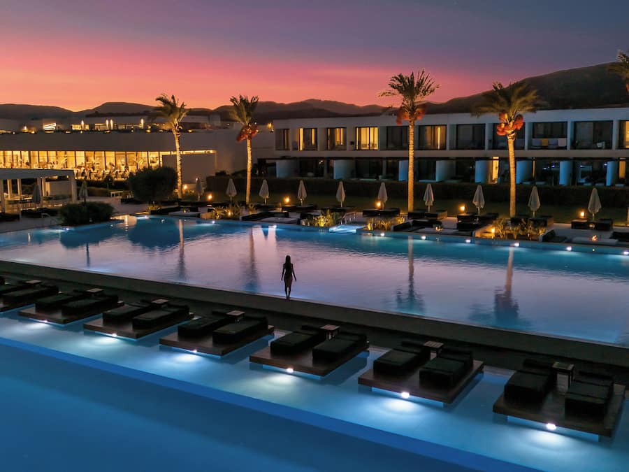 Una piscina techada, 4 piscinas al aire libre, sombrillas