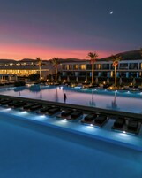 Una piscina techada, 4 piscinas al aire libre, sombrillas