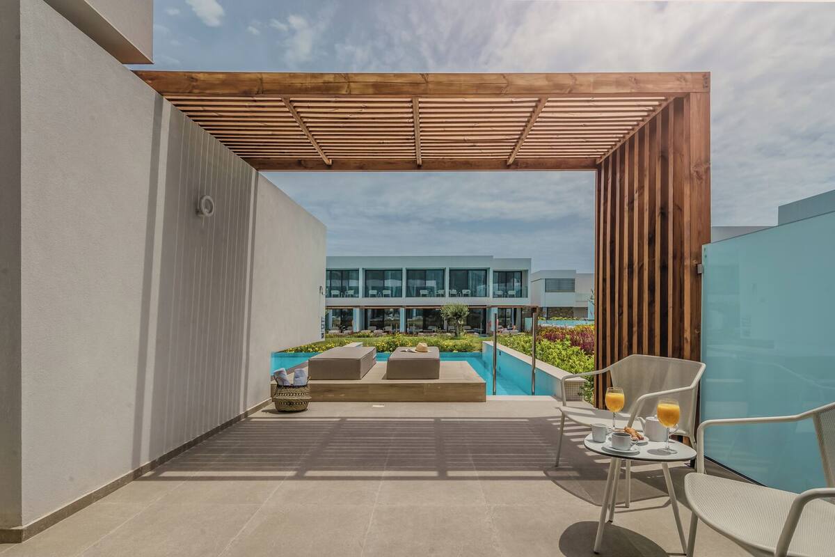 Eine moderne Außenpatio mit einer Holzpergola, einem Pool und einer Sitzgruppe mit Tisch und Stühlen.