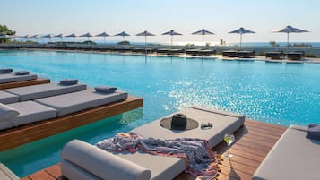 Piscina interna, 4 piscinas externas, guarda-sóis, espreguiçadeiras