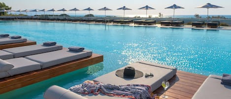 Alberca techada, 4 albercas al aire libre y sombrillas en la alberca