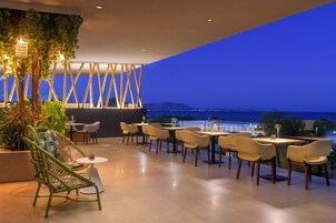 4 间酒吧/酒廊、池畔酒吧