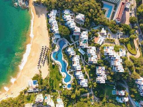 Beachfront Penthouse W/ Amazing Views + Amenities