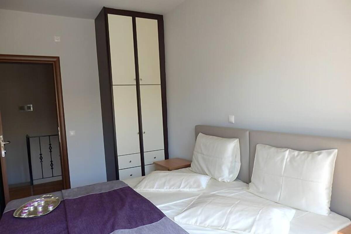 Ein Hotelzimmer mit einem Bett, einem Kleiderschrank und einer Tür.