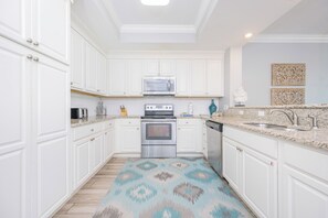 Een koelkast, een microgolfoven, een oven, een vaatwasser