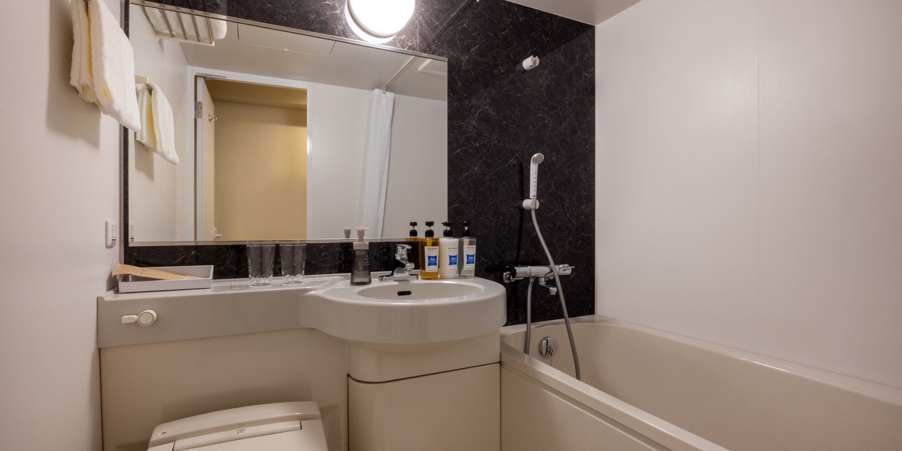 standard room, 2 single beds | bathroom | combined shower/bathtub, eco-friendly toiletries, hair dryer, bathrobes