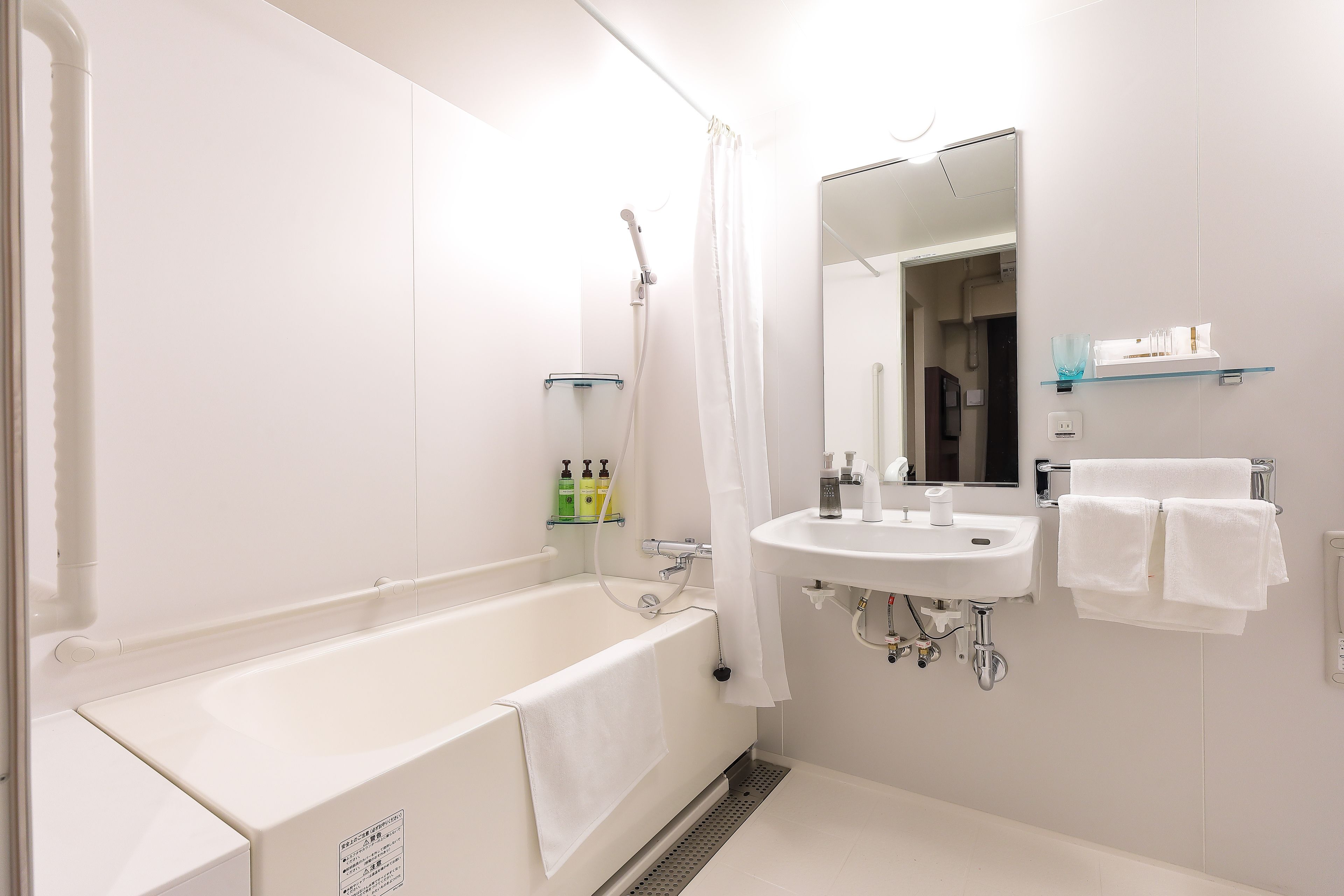 single room, accessible, non smoking | bathroom | combined shower/bathtub, eco-friendly toiletries, hair dryer, bathrobes