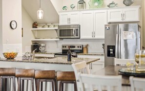 Réfrigérateur, four à micro-ondes, un four, surface de cuisson