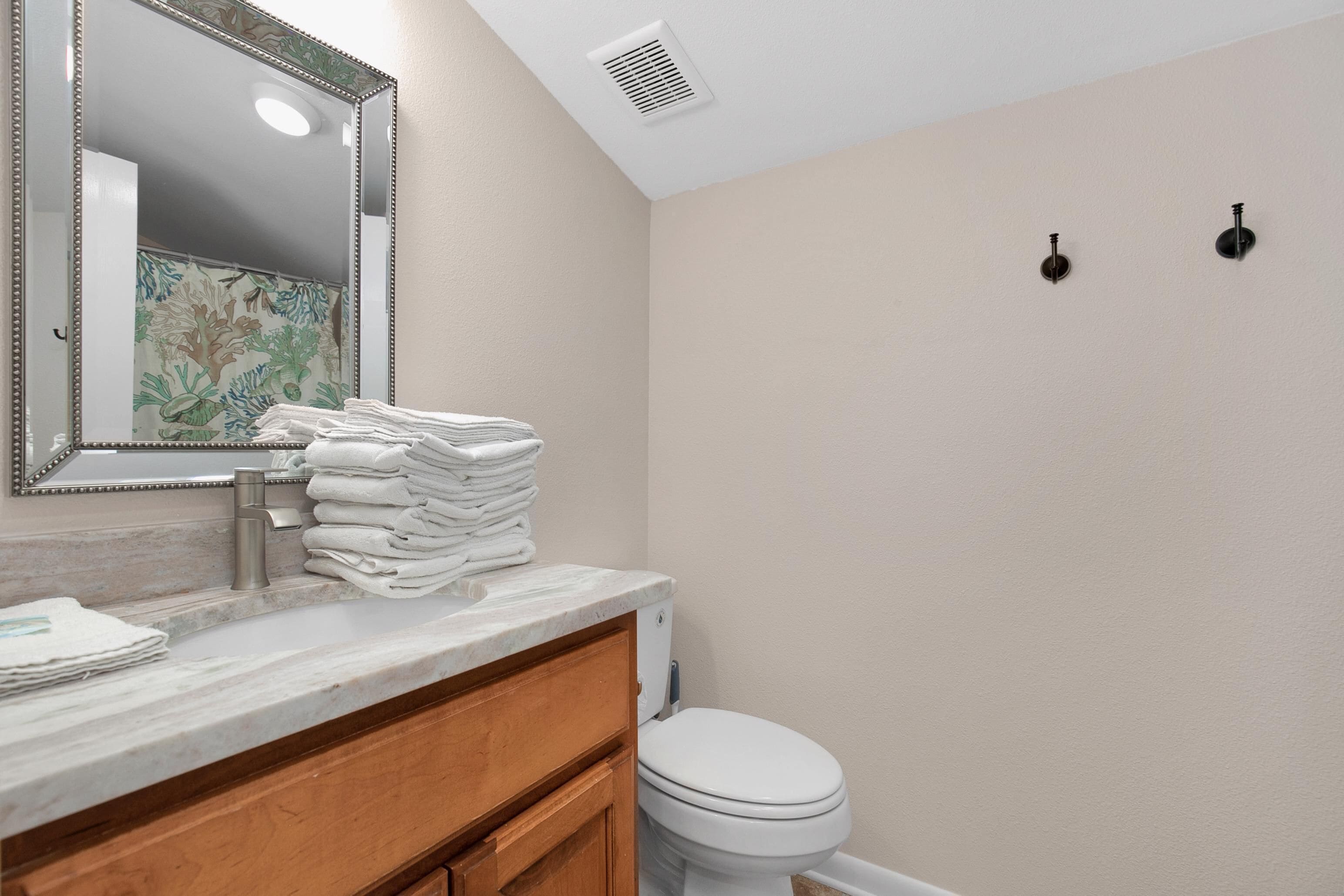 Combined shower/tub, hair dryer, towels
