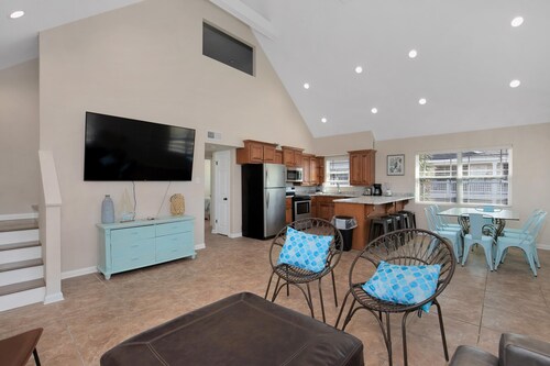 Prime Beach/Lagoon Location!  Walk to beach and restaurants!