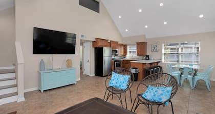 Prime Beach/Lagoon Location! Walk to beach and restaurants!