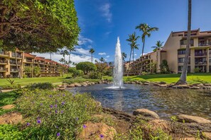 Property grounds - Beautiful garden view condo with tropical decor (Kihei)