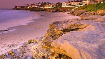 Nær stranden, solsenger og strandhåndklær