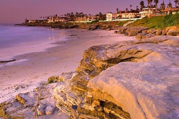 Una playa cerca, sillas reclinables de playa, toallas de playa