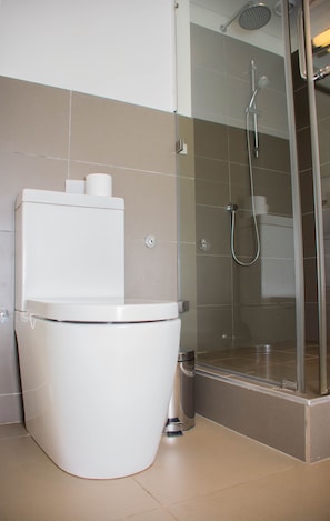 Comfort-Apartment, 3 Schlafzimmer, Gartenblick, zum Garten hin | Badezimmer | Dusche, kostenlose Toilettenartikel, Haartrockner, Handtücher