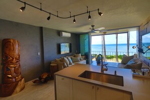 TV - Luxury designer remodel, top floor, direct ocean view (Kihei)