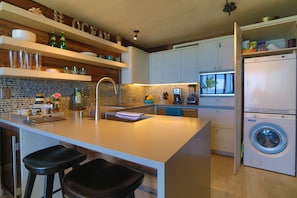 Geladeira, micro-ondas, fogão, cooktop